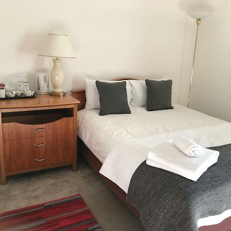 Haya Guest House Oldbury  Esterno foto