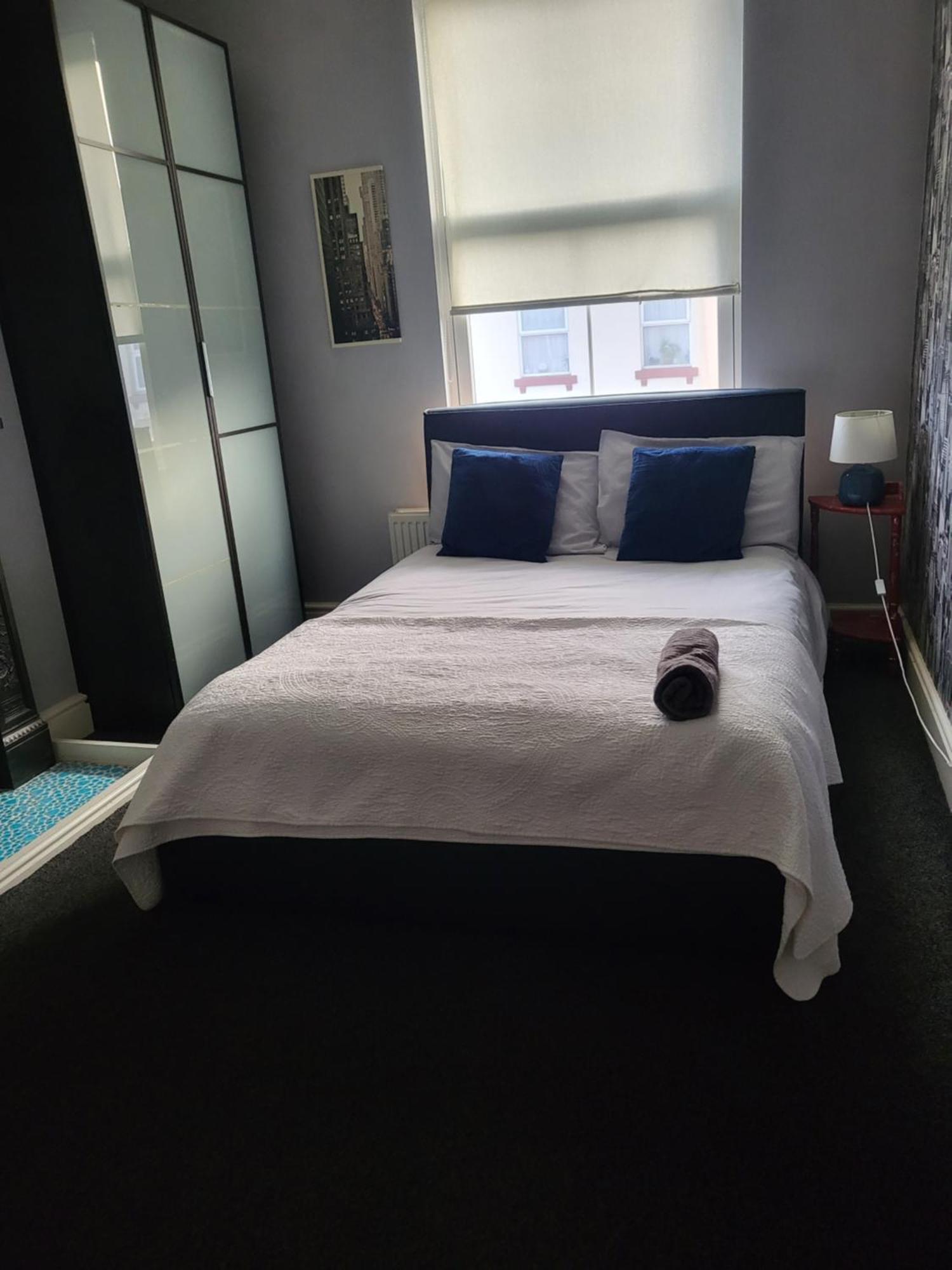 Haya Guest House Oldbury  Esterno foto