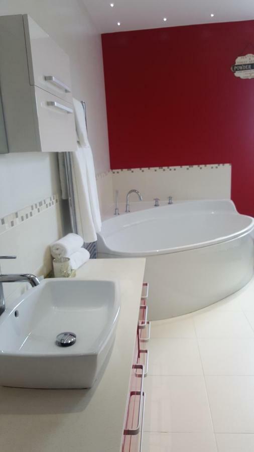 Haya Guest House Oldbury  Esterno foto