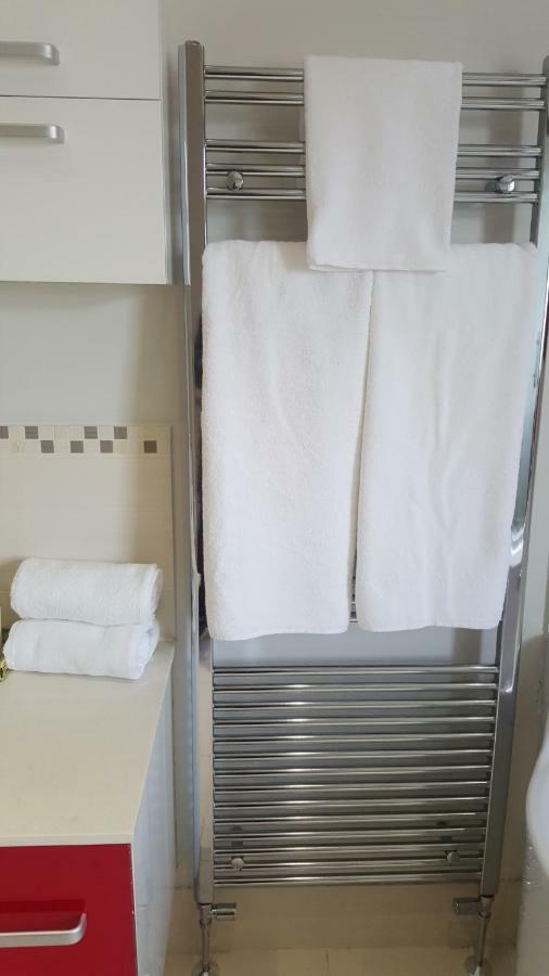 Haya Guest House Oldbury  Esterno foto