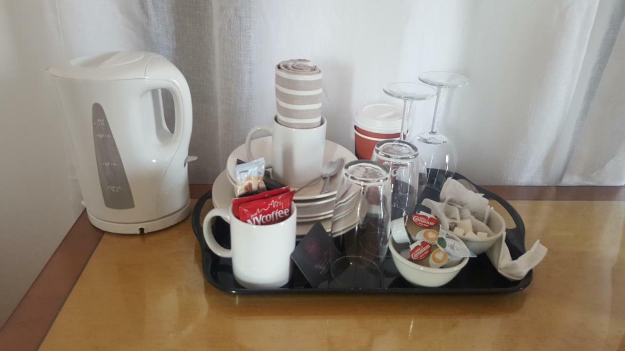 Haya Guest House Oldbury  Esterno foto