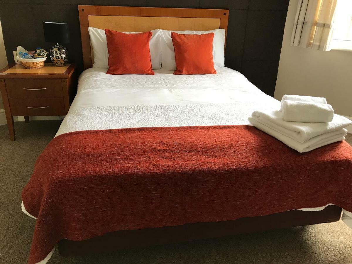 Haya Guest House Oldbury  Esterno foto